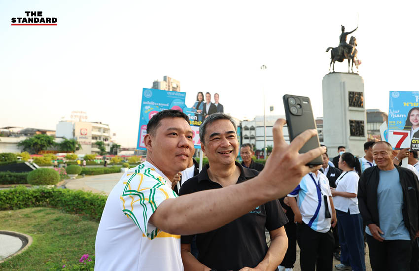 อภิสิทธิ์ เวชชาชีวะ และ สกลธี ภัททิยกุล ลงพื้นที่ช่วยผู้สมัครพรรคประชาธิปัตย์หาเสียงที่วงเวียนใหญ่ ธนบุรี 4