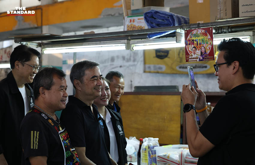 อภิสิทธิ์ เวชชาชีวะ และ สกลธี ภัททิยกุล ลงพื้นที่ช่วยผู้สมัครพรรคประชาธิปัตย์หาเสียงที่วงเวียนใหญ่ ธนบุรี 5