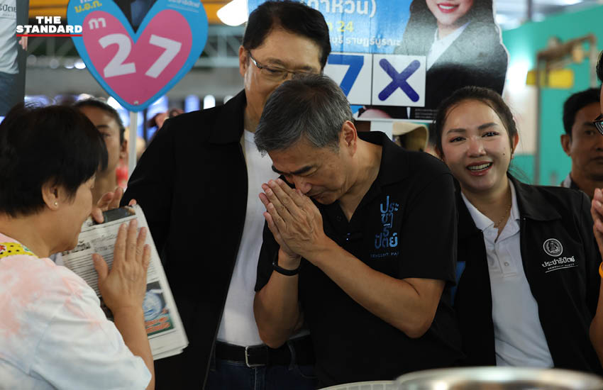 อภิสิทธิ์ เวชชาชีวะ และ สกลธี ภัททิยกุล ลงพื้นที่ช่วยผู้สมัครพรรคประชาธิปัตย์หาเสียงที่วงเวียนใหญ่ ธนบุรี 6