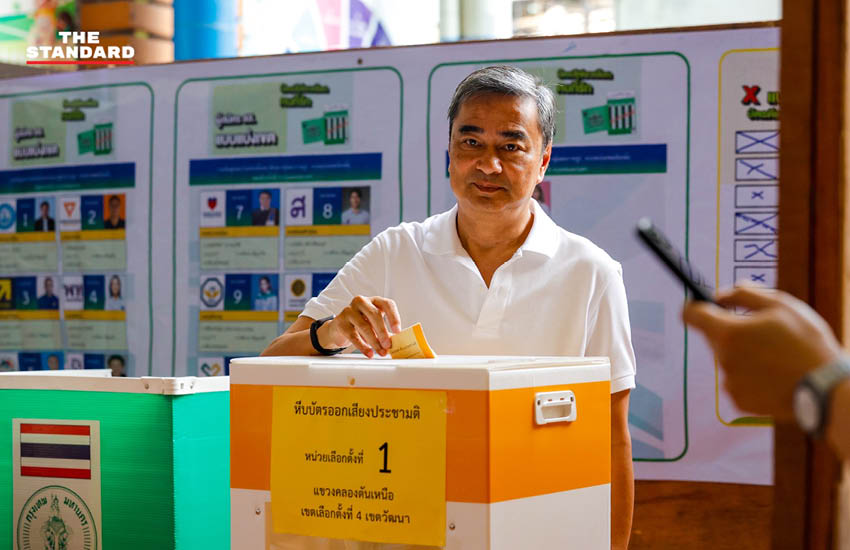 อภิสิทธิ์ เวชชาชีวะ กำลังใช้สิทธิเลือกตั้งภายในคูหา ณ โรงเรียนสวัสดีวิทยา 1