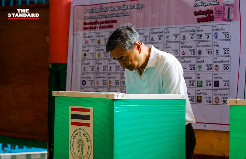 อภิสิทธิ์ เวชชาชีวะ กำลังใช้สิทธิเลือกตั้งภายในคูหา ณ โรงเรียนสวัสดีวิทยา 3