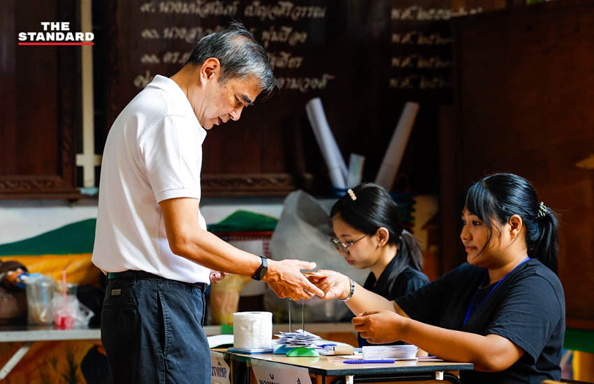 อภิสิทธิ์ เวชชาชีวะ กำลังใช้สิทธิเลือกตั้งภายในคูหา ณ โรงเรียนสวัสดีวิทยา 5