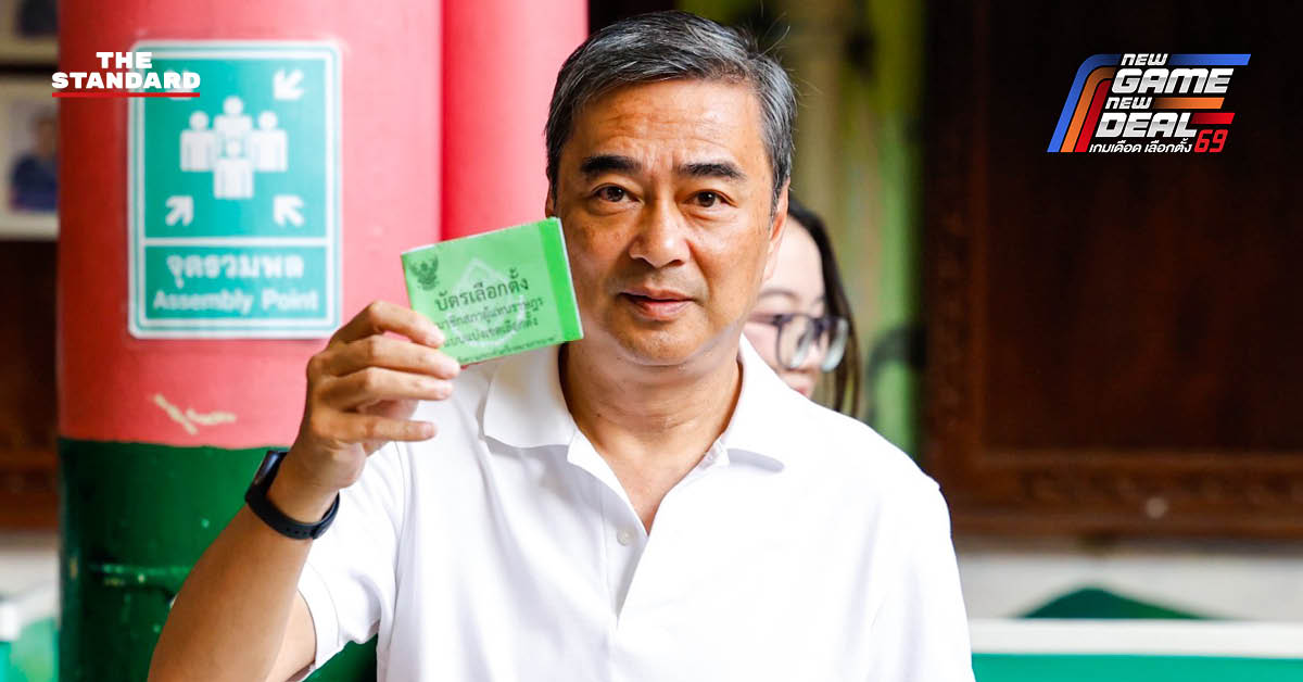 อภิสิทธิ์ เวชชาชีวะ กำลังใช้สิทธิเลือกตั้งภายในคูหา ณ โรงเรียนสวัสดีวิทยา