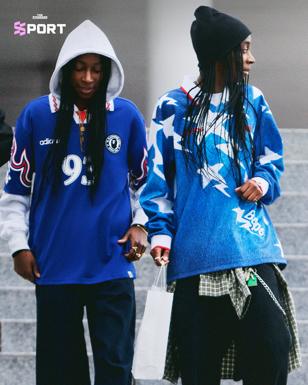 ภาพคอลเลกชัน adidas Originals x BAPE Football Collective ประกอบด้วยเสื้อเจอร์ซีย์ รองเท้า และเครื่องแต่งกายสตรีทแวร์ 1