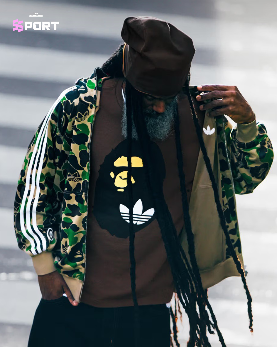ภาพคอลเลกชัน adidas Originals x BAPE Football Collective ประกอบด้วยเสื้อเจอร์ซีย์ รองเท้า และเครื่องแต่งกายสตรีทแวร์ 2
