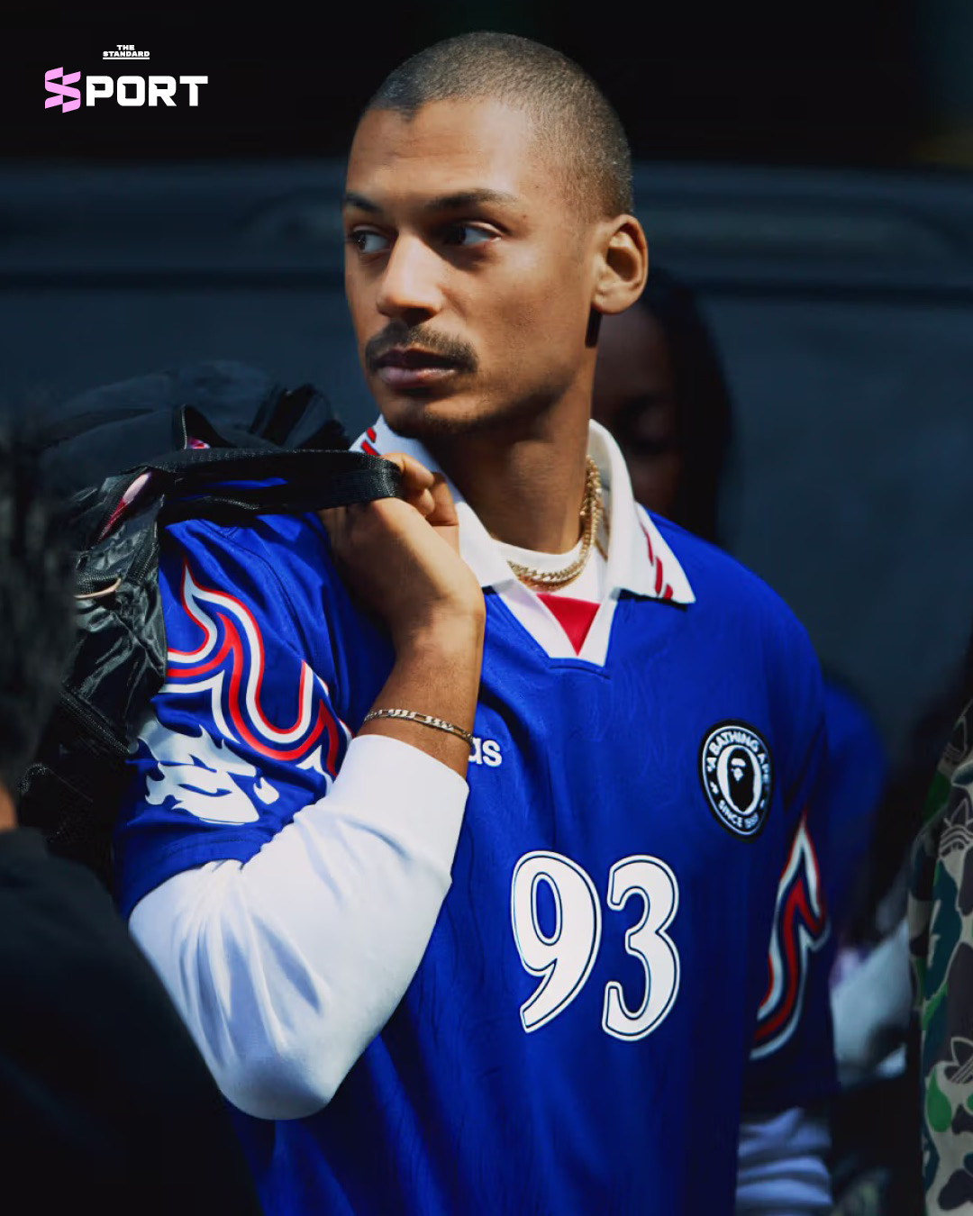 ภาพคอลเลกชัน adidas Originals x BAPE Football Collective ประกอบด้วยเสื้อเจอร์ซีย์ รองเท้า และเครื่องแต่งกายสตรีทแวร์ 3