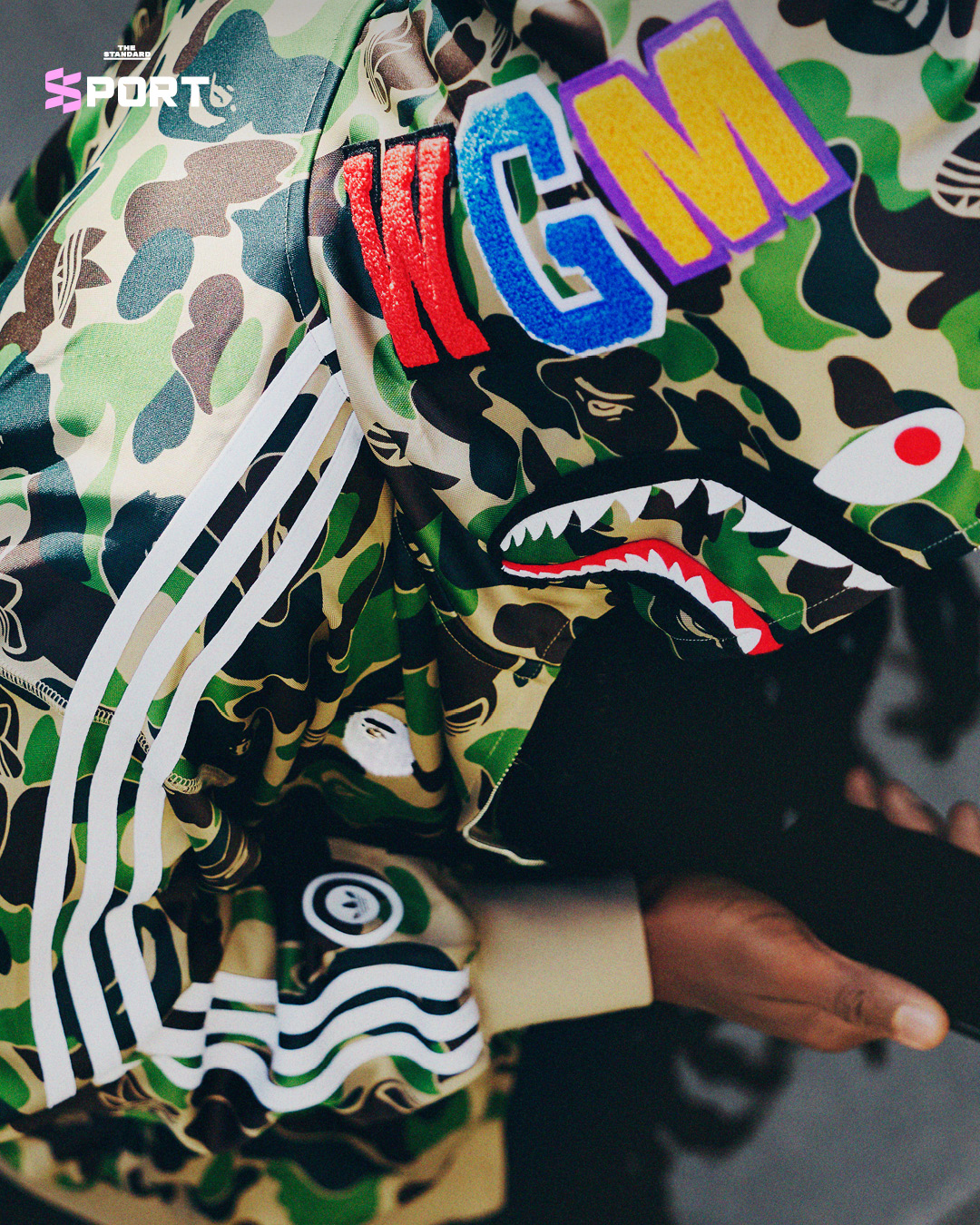 ภาพคอลเลกชัน adidas Originals x BAPE Football Collective ประกอบด้วยเสื้อเจอร์ซีย์ รองเท้า และเครื่องแต่งกายสตรีทแวร์ 4