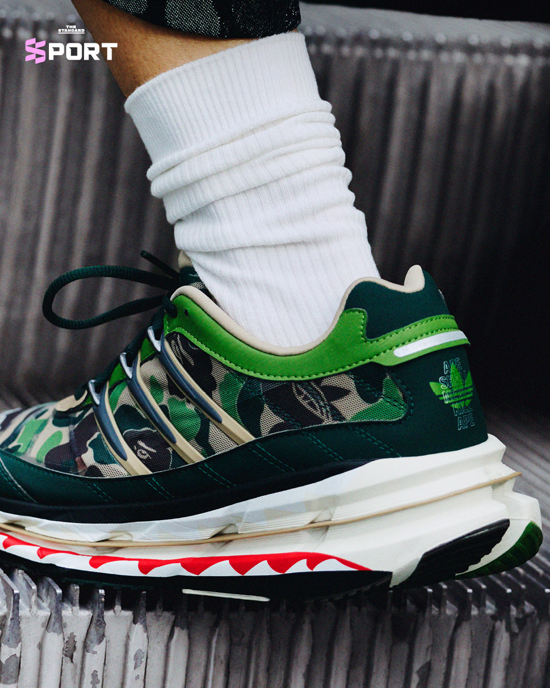 ภาพคอลเลกชัน adidas Originals x BAPE Football Collective ประกอบด้วยเสื้อเจอร์ซีย์ รองเท้า และเครื่องแต่งกายสตรีทแวร์ 5