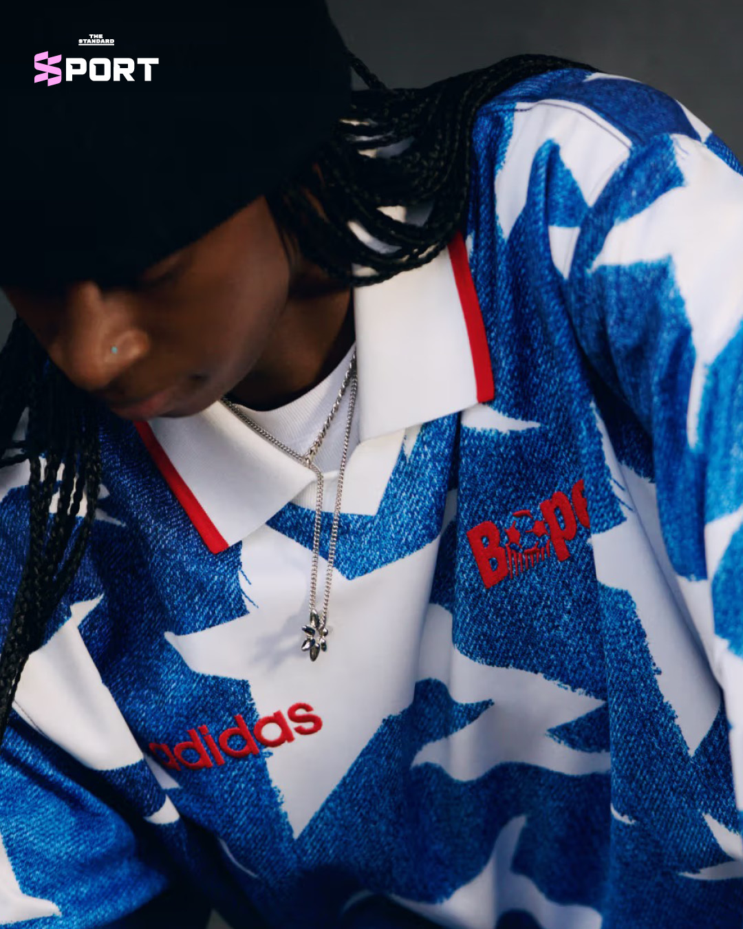 ภาพคอลเลกชัน adidas Originals x BAPE Football Collective ประกอบด้วยเสื้อเจอร์ซีย์ รองเท้า และเครื่องแต่งกายสตรีทแวร์ 7
