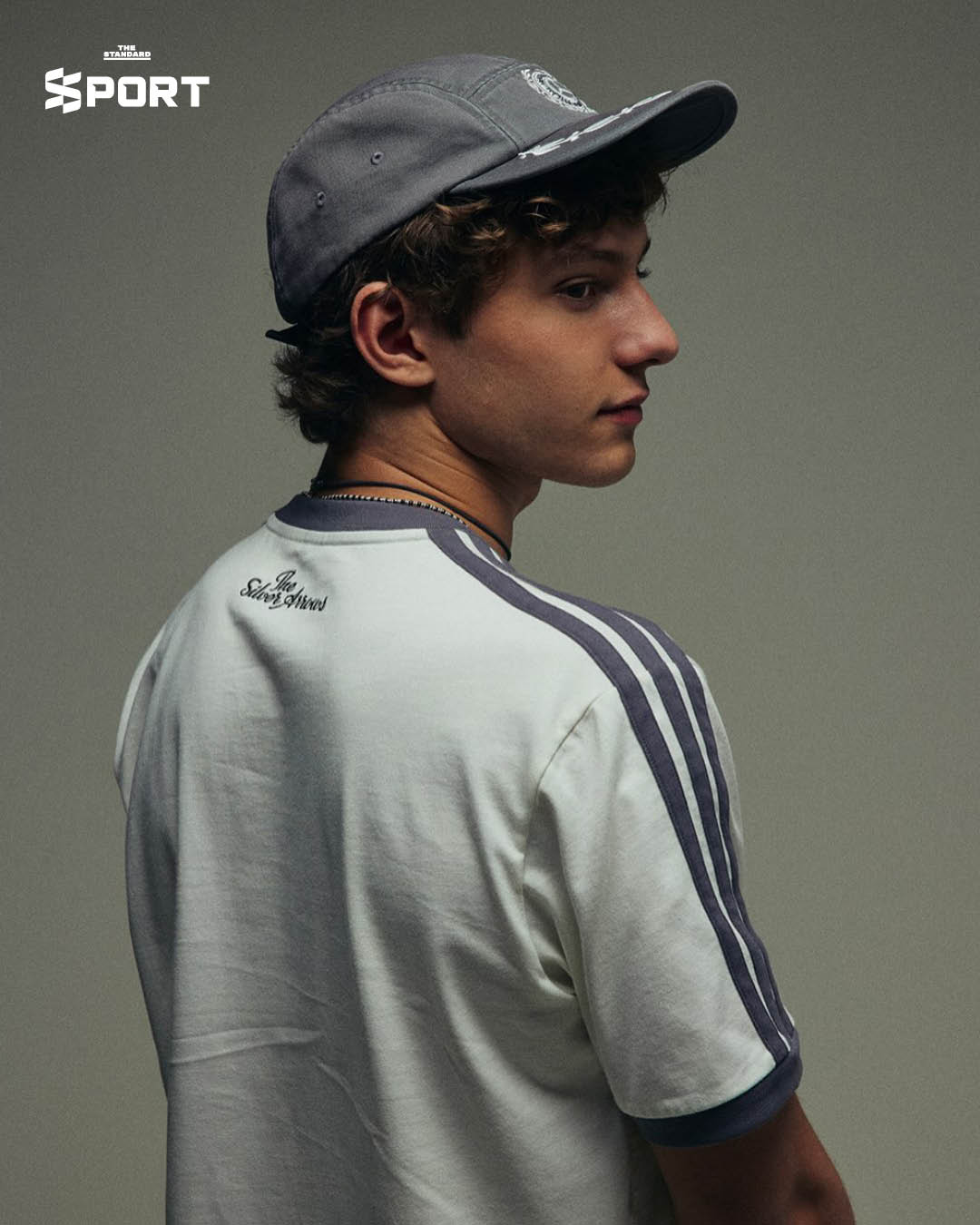 ภาพคอลเล็กชัน The Silver Arrows ของ adidas และ Mercedes ที่นำเสนอแฟชั่นไอเท็มสไตล์เรียบหรูและคลาสสิก 3