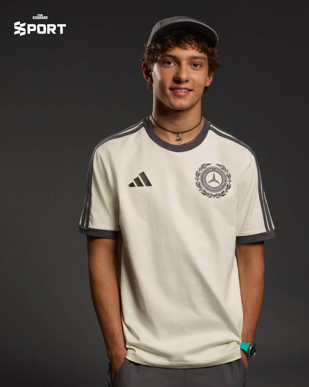 ภาพคอลเล็กชัน The Silver Arrows ของ adidas และ Mercedes ที่นำเสนอแฟชั่นไอเท็มสไตล์เรียบหรูและคลาสสิก 4