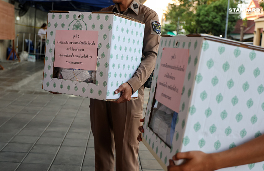 ภาพเจ้าหน้าที่คัดแยกและตรวจสอบจำนวนซองบัตรเลือกตั้งล่วงหน้า เขตบางพลัด ณ หน่วยเลือกตั้งใต้สะพานพระราม 8 ก่อนส่งมอบให้ ไปรษณีย์ไทย 1