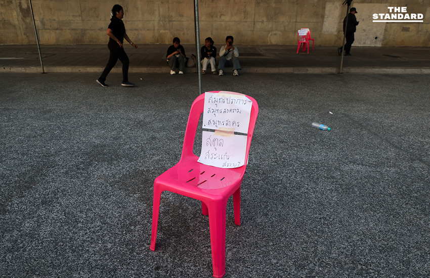 ภาพเจ้าหน้าที่คัดแยกและตรวจสอบจำนวนซองบัตรเลือกตั้งล่วงหน้า เขตบางพลัด ณ หน่วยเลือกตั้งใต้สะพานพระราม 8 ก่อนส่งมอบให้ ไปรษณีย์ไทย 12