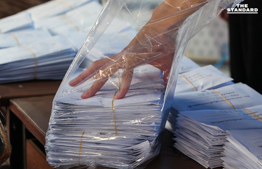 ภาพเจ้าหน้าที่คัดแยกและตรวจสอบจำนวนซองบัตรเลือกตั้งล่วงหน้า เขตบางพลัด ณ หน่วยเลือกตั้งใต้สะพานพระราม 8 ก่อนส่งมอบให้ ไปรษณีย์ไทย 2