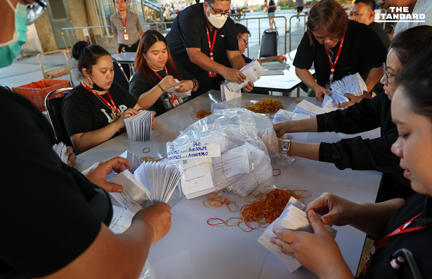 ภาพเจ้าหน้าที่คัดแยกและตรวจสอบจำนวนซองบัตรเลือกตั้งล่วงหน้า เขตบางพลัด ณ หน่วยเลือกตั้งใต้สะพานพระราม 8 ก่อนส่งมอบให้ ไปรษณีย์ไทย 3