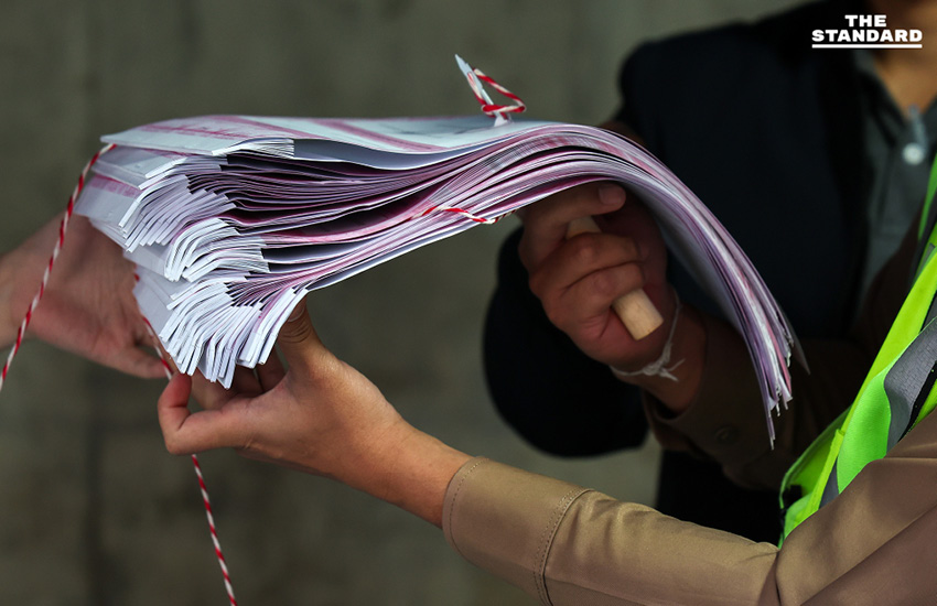 ภาพเจ้าหน้าที่คัดแยกและตรวจสอบจำนวนซองบัตรเลือกตั้งล่วงหน้า เขตบางพลัด ณ หน่วยเลือกตั้งใต้สะพานพระราม 8 ก่อนส่งมอบให้ ไปรษณีย์ไทย 5