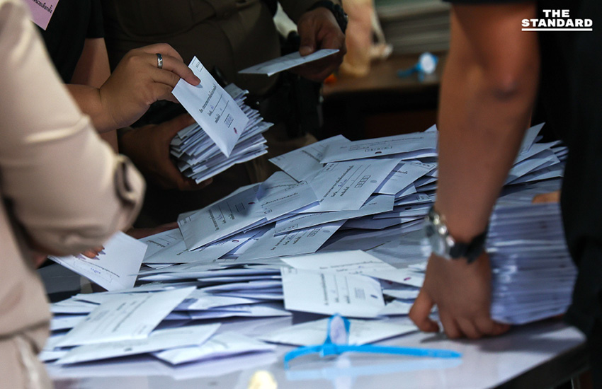 ภาพเจ้าหน้าที่คัดแยกและตรวจสอบจำนวนซองบัตรเลือกตั้งล่วงหน้า เขตบางพลัด ณ หน่วยเลือกตั้งใต้สะพานพระราม 8 ก่อนส่งมอบให้ ไปรษณีย์ไทย 6