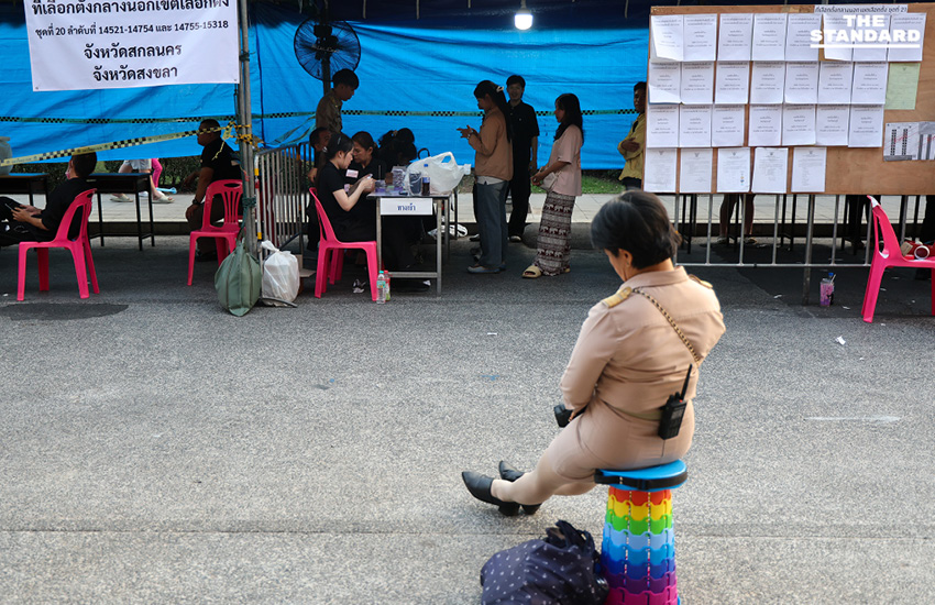 ภาพเจ้าหน้าที่คัดแยกและตรวจสอบจำนวนซองบัตรเลือกตั้งล่วงหน้า เขตบางพลัด ณ หน่วยเลือกตั้งใต้สะพานพระราม 8 ก่อนส่งมอบให้ ไปรษณีย์ไทย 7