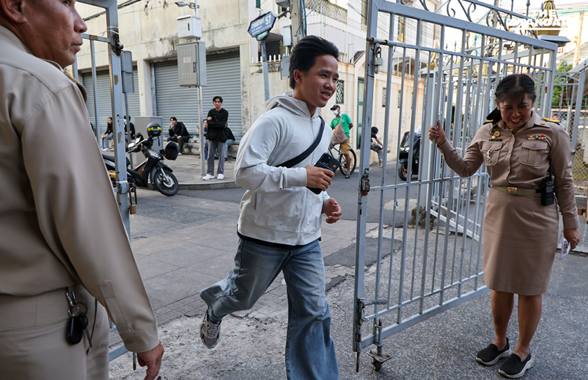 ภาพเจ้าหน้าที่คัดแยกและตรวจสอบจำนวนซองบัตรเลือกตั้งล่วงหน้า เขตบางพลัด ณ หน่วยเลือกตั้งใต้สะพานพระราม 8 ก่อนส่งมอบให้ ไปรษณีย์ไทย 8