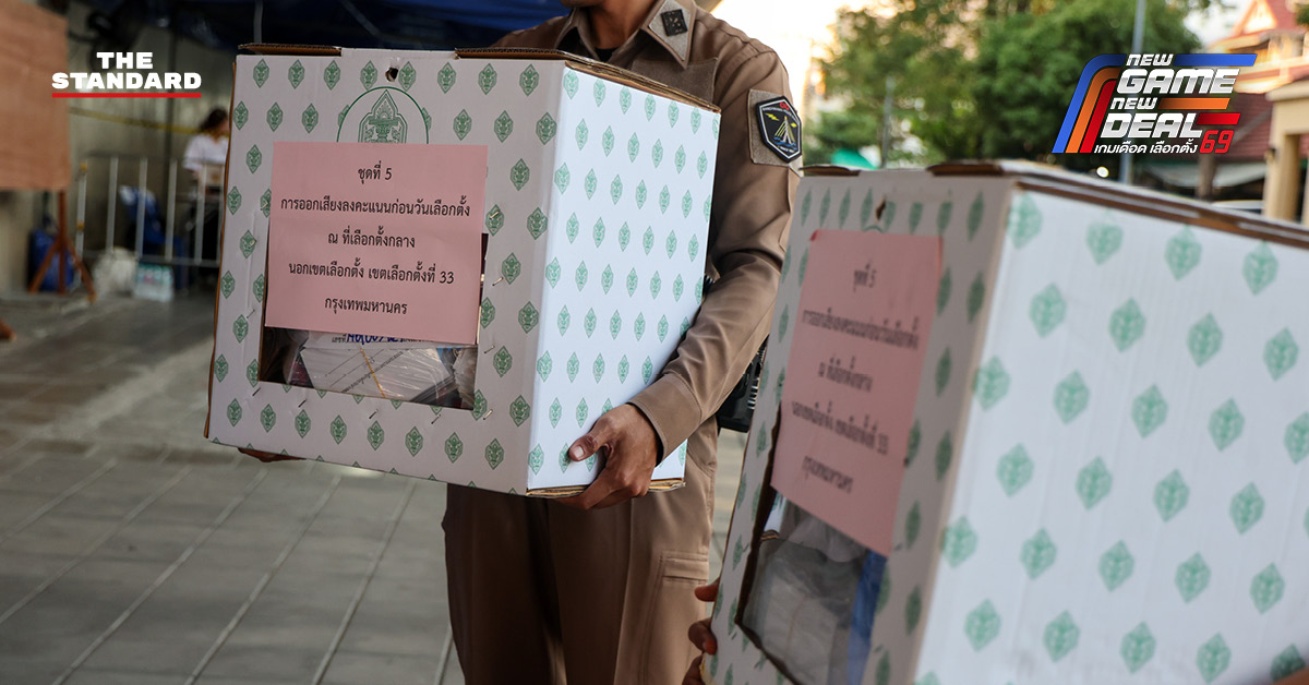 ภาพเจ้าหน้าที่คัดแยกและตรวจสอบจำนวนซองบัตรเลือกตั้งล่วงหน้า เขตบางพลัด ณ หน่วยเลือกตั้งใต้สะพานพระราม 8 ก่อนส่งมอบให้ ไปรษณีย์ไทย