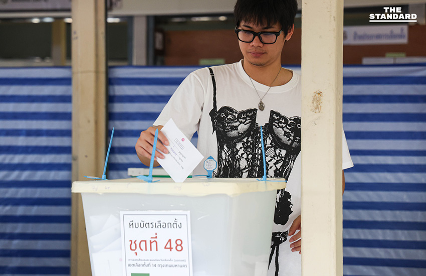 ภาพบรรยากาศการเลือกตั้งล่วงหน้านอกเขตที่ตะวันนา บางกะปิ ซึ่งมีประชาชนทุกเพศทุกวัยเดินทางมาใช้สิทธิอย่างคึกคัก 1