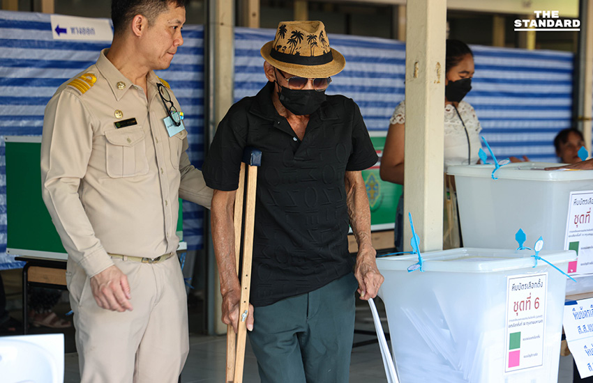 ภาพบรรยากาศการเลือกตั้งล่วงหน้านอกเขตที่ตะวันนา บางกะปิ ซึ่งมีประชาชนทุกเพศทุกวัยเดินทางมาใช้สิทธิอย่างคึกคัก 11