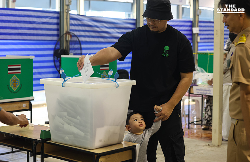 ภาพบรรยากาศการเลือกตั้งล่วงหน้านอกเขตที่ตะวันนา บางกะปิ ซึ่งมีประชาชนทุกเพศทุกวัยเดินทางมาใช้สิทธิอย่างคึกคัก 6