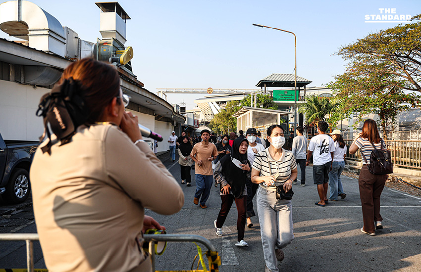 เจ้าหน้าที่ตะโกนเรียกให้ผู้ใช้สิทธิเลือกตั้งล่วงหน้าวิ่งเข้าหน่วย ตะวันนา 2 นาทีสุดท้ายก่อนปิดหีบ 1