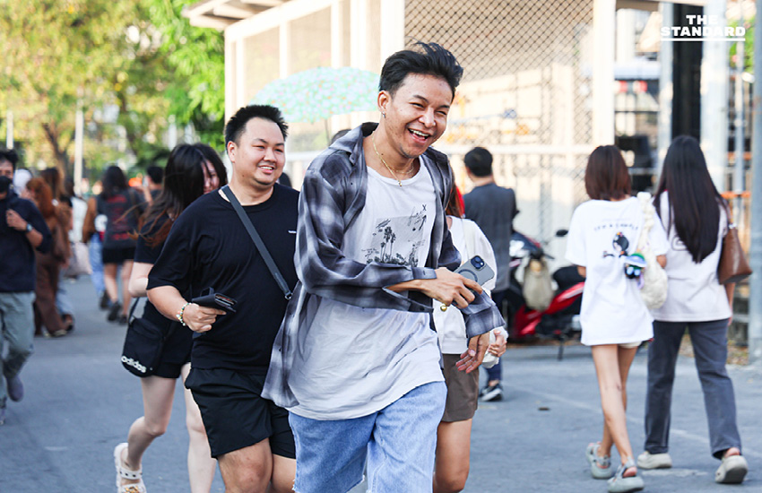 เจ้าหน้าที่ตะโกนเรียกให้ผู้ใช้สิทธิเลือกตั้งล่วงหน้าวิ่งเข้าหน่วย ตะวันนา 2 นาทีสุดท้ายก่อนปิดหีบ 10