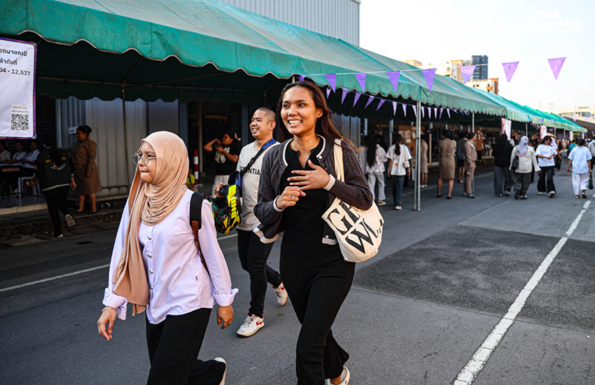 เจ้าหน้าที่ตะโกนเรียกให้ผู้ใช้สิทธิเลือกตั้งล่วงหน้าวิ่งเข้าหน่วย ตะวันนา 2 นาทีสุดท้ายก่อนปิดหีบ 11