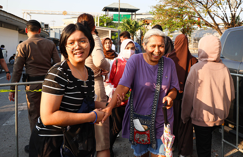 เจ้าหน้าที่ตะโกนเรียกให้ผู้ใช้สิทธิเลือกตั้งล่วงหน้าวิ่งเข้าหน่วย ตะวันนา 2 นาทีสุดท้ายก่อนปิดหีบ 12