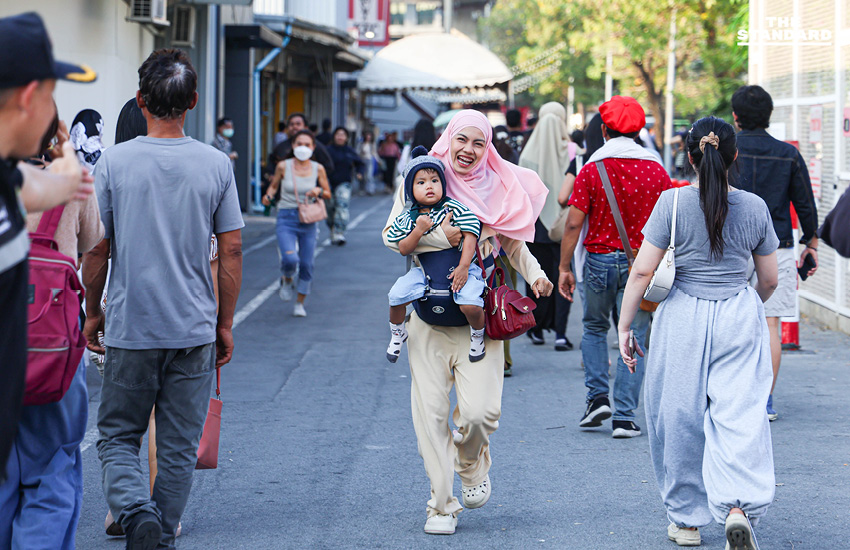 เจ้าหน้าที่ตะโกนเรียกให้ผู้ใช้สิทธิเลือกตั้งล่วงหน้าวิ่งเข้าหน่วย ตะวันนา 2 นาทีสุดท้ายก่อนปิดหีบ 2