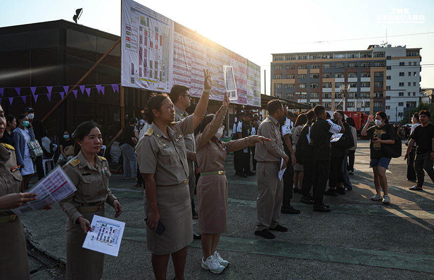 เจ้าหน้าที่ตะโกนเรียกให้ผู้ใช้สิทธิเลือกตั้งล่วงหน้าวิ่งเข้าหน่วย ตะวันนา 2 นาทีสุดท้ายก่อนปิดหีบ 3