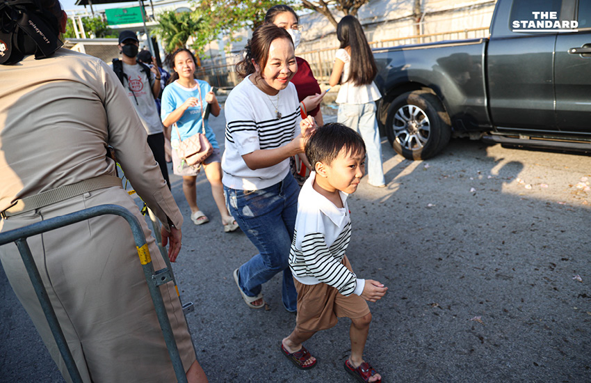 เจ้าหน้าที่ตะโกนเรียกให้ผู้ใช้สิทธิเลือกตั้งล่วงหน้าวิ่งเข้าหน่วย ตะวันนา 2 นาทีสุดท้ายก่อนปิดหีบ 4