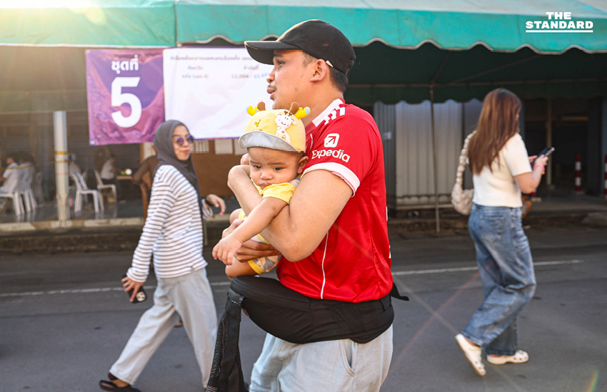 เจ้าหน้าที่ตะโกนเรียกให้ผู้ใช้สิทธิเลือกตั้งล่วงหน้าวิ่งเข้าหน่วย ตะวันนา 2 นาทีสุดท้ายก่อนปิดหีบ 5