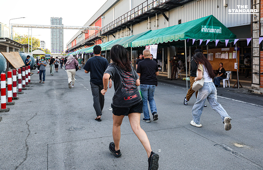 เจ้าหน้าที่ตะโกนเรียกให้ผู้ใช้สิทธิเลือกตั้งล่วงหน้าวิ่งเข้าหน่วย ตะวันนา 2 นาทีสุดท้ายก่อนปิดหีบ 6