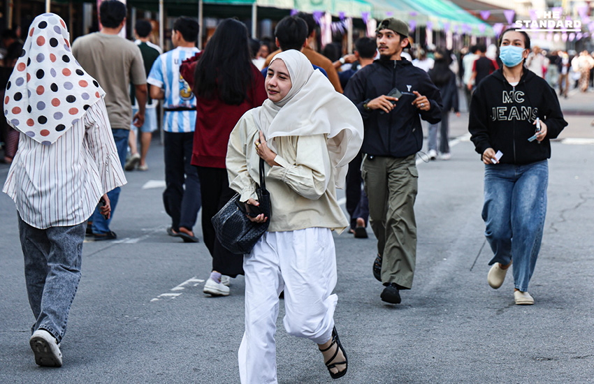 เจ้าหน้าที่ตะโกนเรียกให้ผู้ใช้สิทธิเลือกตั้งล่วงหน้าวิ่งเข้าหน่วย ตะวันนา 2 นาทีสุดท้ายก่อนปิดหีบ 7