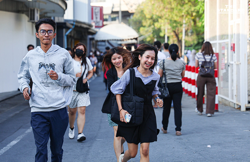 เจ้าหน้าที่ตะโกนเรียกให้ผู้ใช้สิทธิเลือกตั้งล่วงหน้าวิ่งเข้าหน่วย ตะวันนา 2 นาทีสุดท้ายก่อนปิดหีบ 8