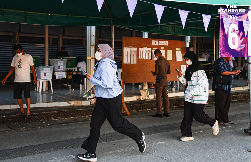 เจ้าหน้าที่ตะโกนเรียกให้ผู้ใช้สิทธิเลือกตั้งล่วงหน้าวิ่งเข้าหน่วย ตะวันนา 2 นาทีสุดท้ายก่อนปิดหีบ 9