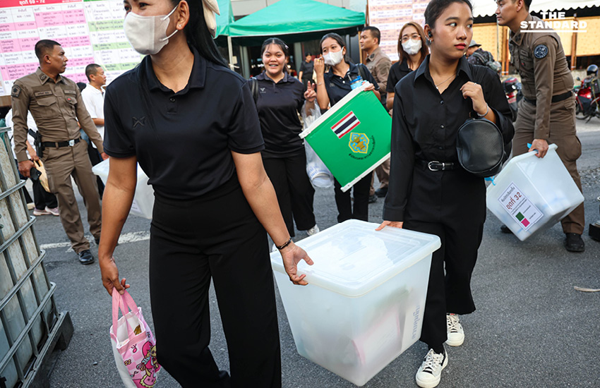 ภาพบรรยากาศการปิดหีบ เลือกตั้งล่วงหน้านอกเขต ณ ตะวันนา 2 และการส่งมอบบัตร เลือกตั้ง ให้แก่ ไปรษณีย์ไทย เพื่อขนส่งต่อไป 1
