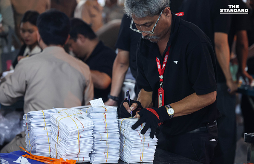 ภาพบรรยากาศการปิดหีบ เลือกตั้งล่วงหน้านอกเขต ณ ตะวันนา 2 และการส่งมอบบัตร เลือกตั้ง ให้แก่ ไปรษณีย์ไทย เพื่อขนส่งต่อไป 2