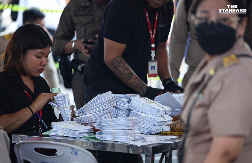 ภาพบรรยากาศการปิดหีบ เลือกตั้งล่วงหน้านอกเขต ณ ตะวันนา 2 และการส่งมอบบัตร เลือกตั้ง ให้แก่ ไปรษณีย์ไทย เพื่อขนส่งต่อไป 6