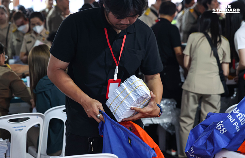 ภาพบรรยากาศการปิดหีบ เลือกตั้งล่วงหน้านอกเขต ณ ตะวันนา 2 และการส่งมอบบัตร เลือกตั้ง ให้แก่ ไปรษณีย์ไทย เพื่อขนส่งต่อไป 7