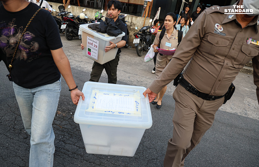 ภาพบรรยากาศการปิดหีบ เลือกตั้งล่วงหน้านอกเขต ณ ตะวันนา 2 และการส่งมอบบัตร เลือกตั้ง ให้แก่ ไปรษณีย์ไทย เพื่อขนส่งต่อไป 8