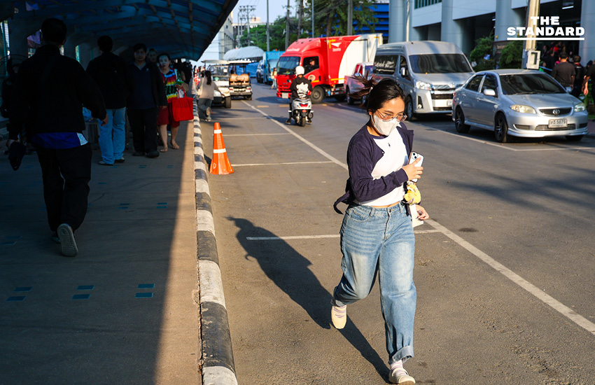 บรรยากาศประชาชนเข้าคูหาใช้สิทธิเลือกตั้งล่วงหน้าอย่างคึกคักที่มหาวิทยาลัยราชภัฏจันทรเกษม เขตจตุจักร 11