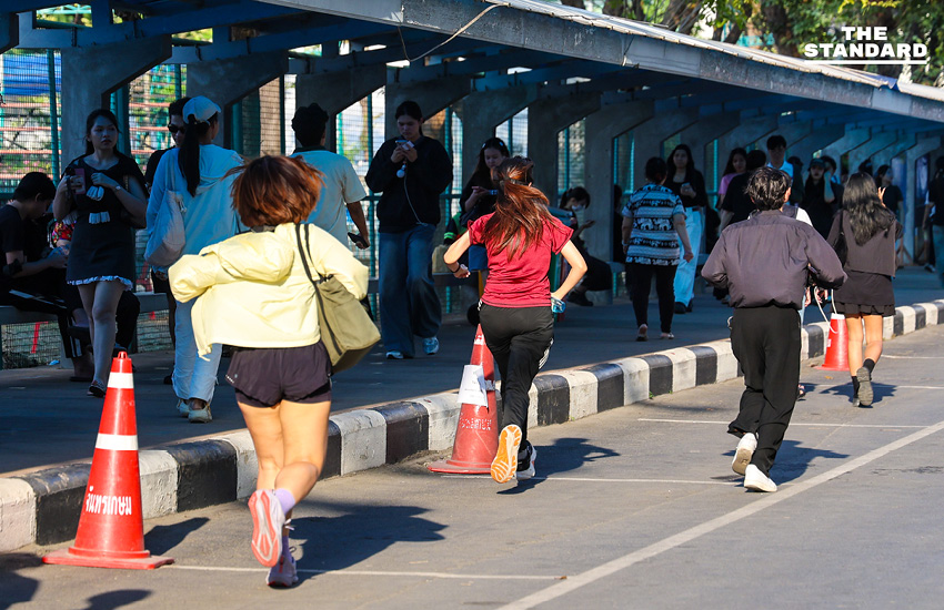 บรรยากาศประชาชนเข้าคูหาใช้สิทธิเลือกตั้งล่วงหน้าอย่างคึกคักที่มหาวิทยาลัยราชภัฏจันทรเกษม เขตจตุจักร 12