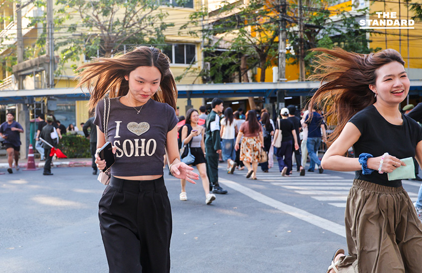 บรรยากาศประชาชนเข้าคูหาใช้สิทธิเลือกตั้งล่วงหน้าอย่างคึกคักที่มหาวิทยาลัยราชภัฏจันทรเกษม เขตจตุจักร 2