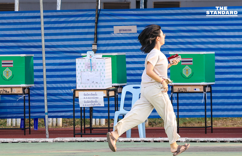 บรรยากาศประชาชนเข้าคูหาใช้สิทธิเลือกตั้งล่วงหน้าอย่างคึกคักที่มหาวิทยาลัยราชภัฏจันทรเกษม เขตจตุจักร 4