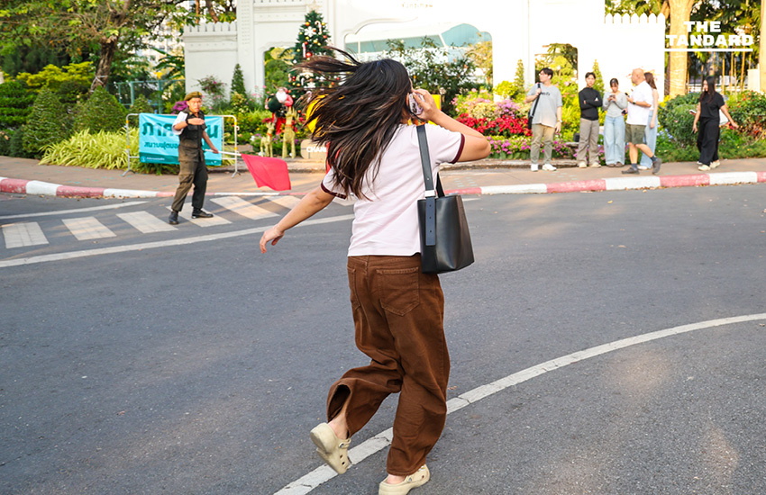 บรรยากาศประชาชนเข้าคูหาใช้สิทธิเลือกตั้งล่วงหน้าอย่างคึกคักที่มหาวิทยาลัยราชภัฏจันทรเกษม เขตจตุจักร 5