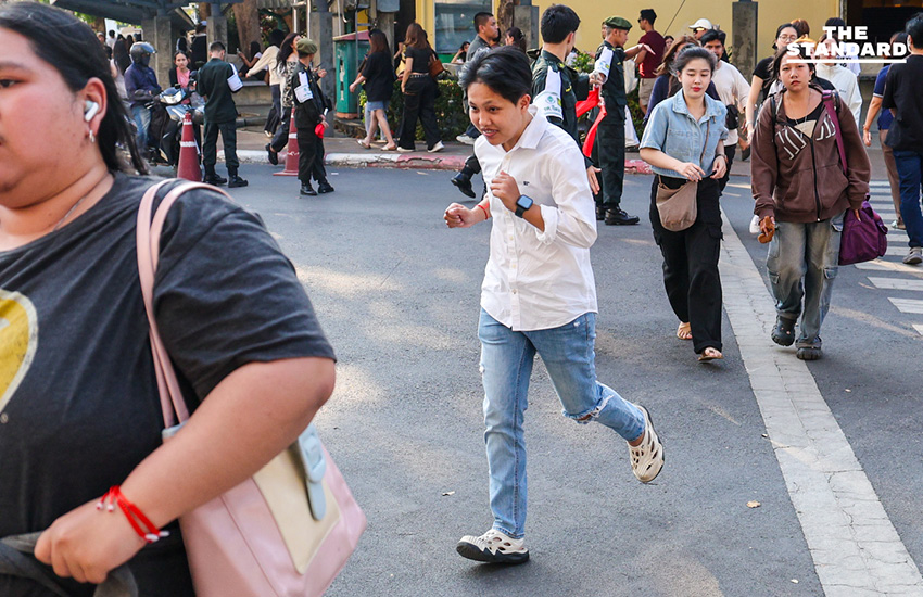 บรรยากาศประชาชนเข้าคูหาใช้สิทธิเลือกตั้งล่วงหน้าอย่างคึกคักที่มหาวิทยาลัยราชภัฏจันทรเกษม เขตจตุจักร 6